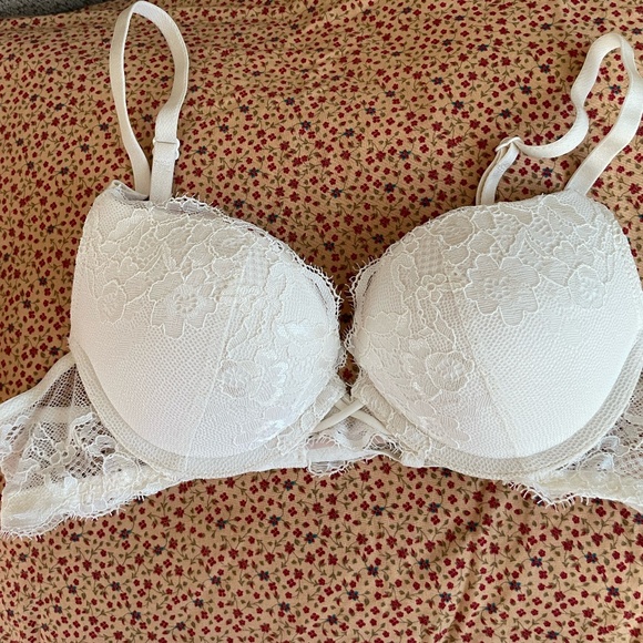 Ambrielle Lace Plunge Push-up Bra - Picture 1 of 3